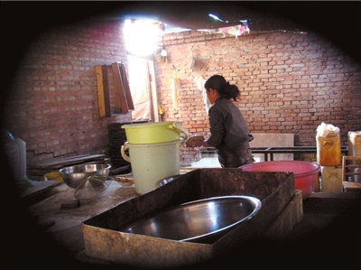 生產(chǎn)簡陋衛(wèi)生差 “黑作坊”豆腐流入王府井