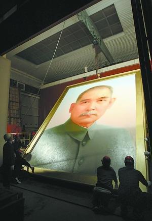 天安門廣場(chǎng)連夜擺放巨幅孫中山像：6米高近兩噸