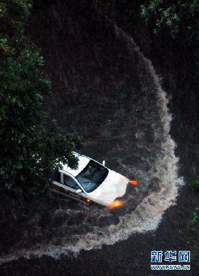 北京遭遇強雷雨天氣 部分地區(qū)積水嚴重