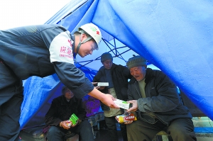 北京“流動(dòng)醫(yī)院”進(jìn)震區(qū)