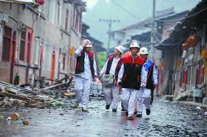 北京“流動(dòng)醫(yī)院”進(jìn)震區(qū)