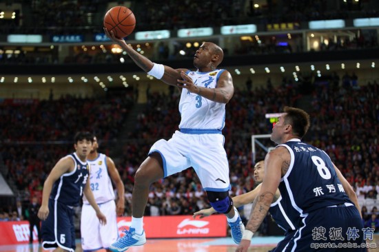 老馬32+8力壓阿聯(lián)29+11 北京揭幕戰(zhàn)14分勝?gòu)V東