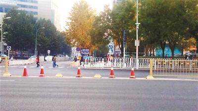 黑色轎車失控撞長安街上黃金護欄 車頭損壞嚴(yán)重