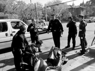 男子騎電動(dòng)車(chē)搶劫逃竄被使館武警撲倒制服