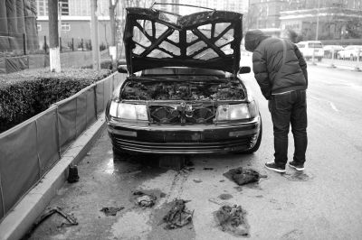 轎車路邊自燃 7名保安撲救