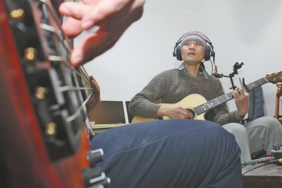 北京小伙感知鄭州 定居8年創(chuàng)作近百首歌