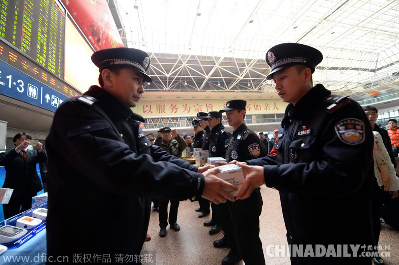 北京鐵警向一線民警發(fā)放醫(yī)療器材 啟動專項行動保障春運