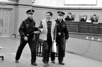 最高法：刑事案件被告人受審不再穿囚服