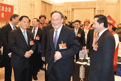 王岐山聽代表發(fā)言時(shí)插話：少說成績 多談問題