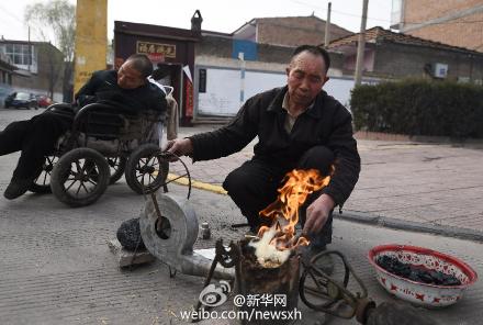 “爆米花老人”義養(yǎng)房東腦癱遺子15年(圖)