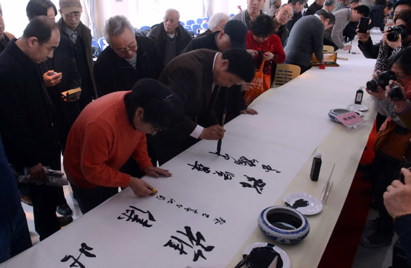 百名藝術(shù)家創(chuàng)作百尺書畫長(zhǎng)卷作品“都北雅集”