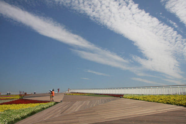 北京高溫天氣 游人逛園博興致不減