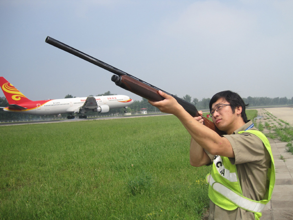 “燜爐”里的“燒烤”——記首都機(jī)場飛行區(qū)一線員工“戰(zhàn)酷暑、斗高溫”