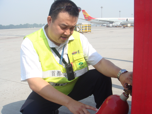 “燜爐”里的“燒烤”——記首都機(jī)場飛行區(qū)一線員工“戰(zhàn)酷暑、斗高溫”