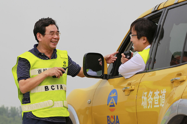 “燜爐”里的“燒烤”——記首都機(jī)場飛行區(qū)一線員工“戰(zhàn)酷暑、斗高溫”