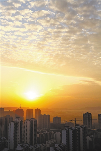 “剛蘇醒的重慶，天空好美”