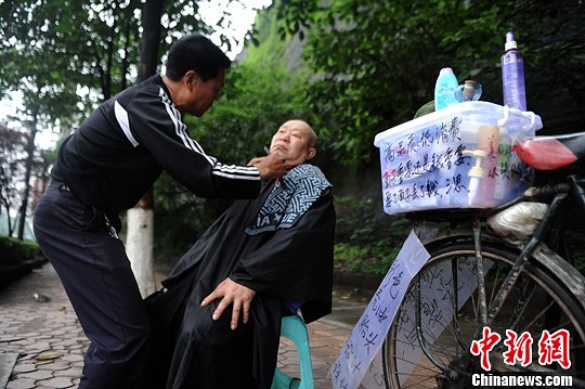 重慶街頭現(xiàn)自行車流動“理發(fā)店”