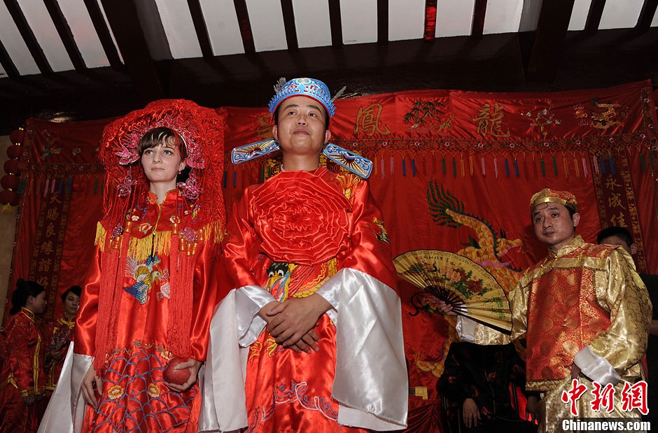 重慶小伙辦中式婚禮 迎娶外國新娘