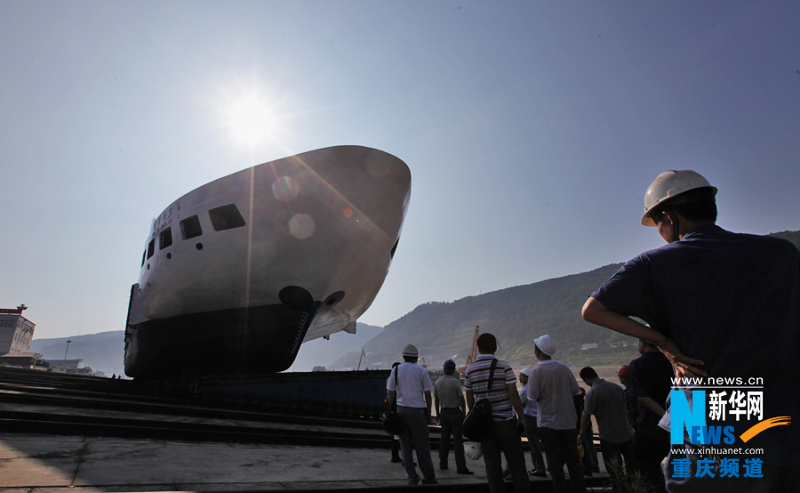 高清大圖：五星級(jí)豪華游輪“華夏神女2”在重慶下水