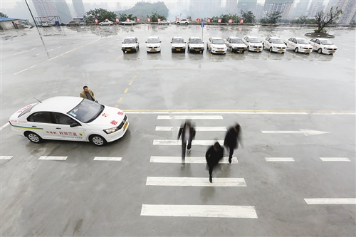 重慶駕校整改增設(shè)模擬場景 學(xué)校轉(zhuǎn)盤斑馬線全都有