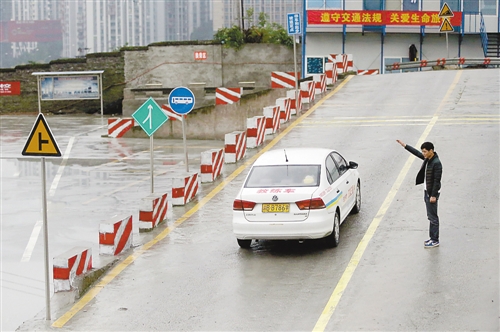 重慶駕校整改增設(shè)模擬場景 學(xué)校轉(zhuǎn)盤斑馬線全都有