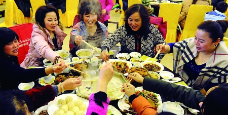 餐館爭推羊肉湯鍋“一座難求”可望緩解