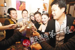 兩個(gè)80后房地產(chǎn)高管結(jié)婚 婚宴無(wú)飯無(wú)菜只有酒