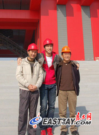 劉翔父子與孫海平首次聯(lián)合“觸電”為世博加油