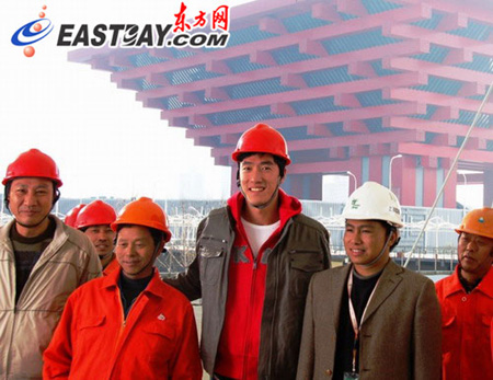 劉翔父子與孫海平首次聯(lián)合“觸電”為世博加油