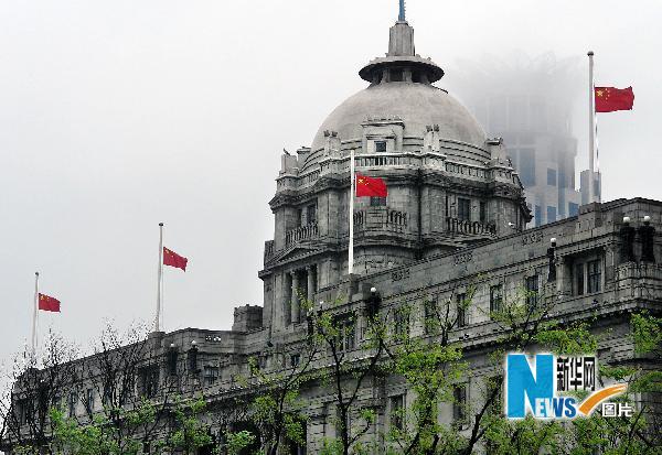 上海外灘降半旗哀悼玉樹地震遇難同胞