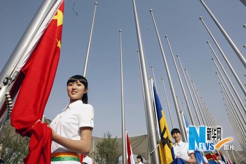 上海世博會(huì)旗林舉行升旗儀式