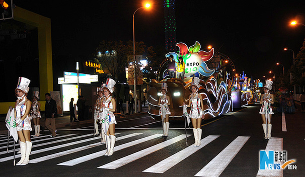 世博會(huì)巡游彩車進(jìn)行最后一次帶妝彩排