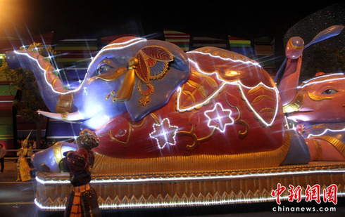 世博盛裝夜巡游 花車美女盡顯異域風(fēng)情