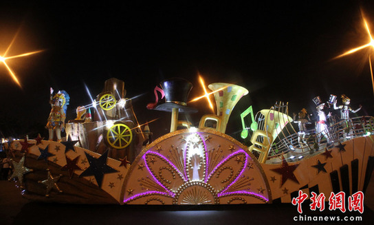 世博盛裝夜巡游 花車美女盡顯異域風(fēng)情