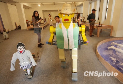 農(nóng)民發(fā)明家?guī)?#8220;機(jī)器人兒子”助興世博