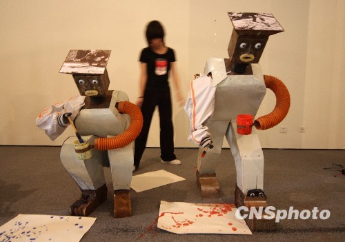 農(nóng)民發(fā)明家?guī)?#8220;機(jī)器人兒子”助興世博