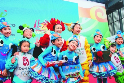 “福娃”相擁“海寶” 魅力北京本周炫彩世博會