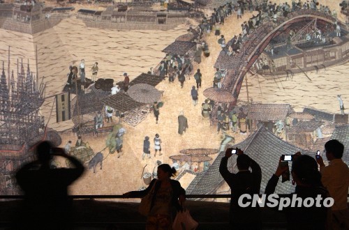 駱家輝訪世博 美華人部長直奔中國館