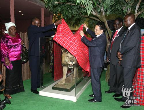 “獅子王”、“犀牛寶寶”亮相世博會肯尼亞館