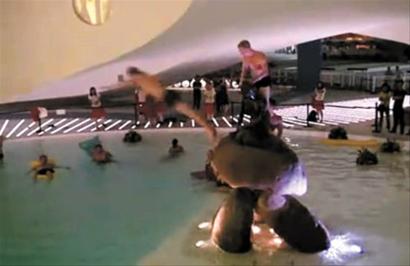 丹麥館工作人員小美人魚池游泳嬉戲引發(fā)爭議(圖)