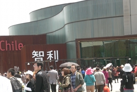 豪華大禮“砸暈”世博會(huì)智利館第一百萬(wàn)名游客(圖)