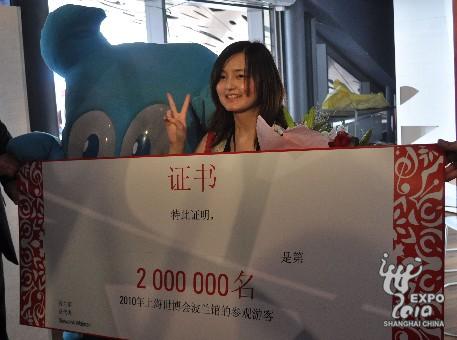 豪華大禮“砸暈”世博會智利館第一百萬名游客(圖)