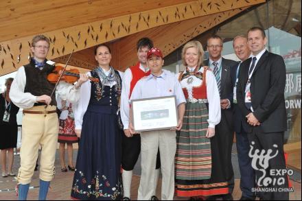 豪華大禮“砸暈”世博會(huì)智利館第一百萬名游客(圖)