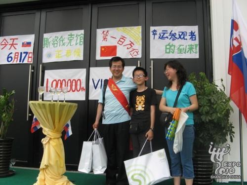 豪華大禮“砸暈”世博會智利館第一百萬名游客(圖)