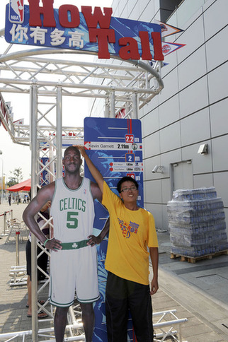 美國(guó)館外游客現(xiàn)場(chǎng)與NBA巨星