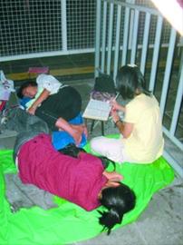 游客通宵排隊為搶預(yù)約券 入口處打地鋪(圖)