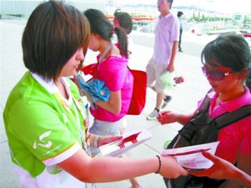 中國(guó)國(guó)家館新添導(dǎo)覽圖 人手一份發(fā)放(圖)