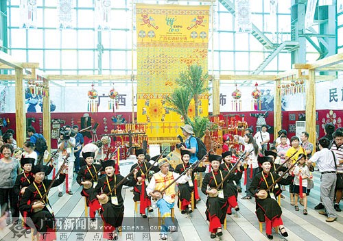 17個(gè)非遺項(xiàng)目亮相世博廣西周