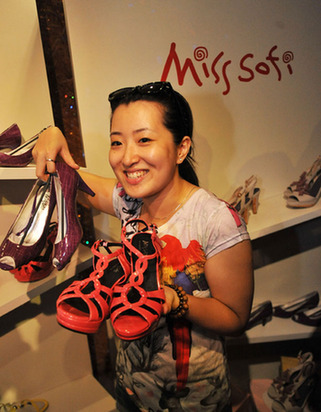 世博臺(tái)灣館第40萬名幸運(yùn)游客獲贈(zèng)50雙品牌女鞋(圖)