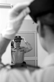 中國館外有群氣質(zhì)女警 開微博提供觀博服務(wù)咨詢(圖)